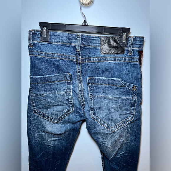 SMUGGLER’S MOON JEANS SLIM FIT DISTRESSED W/ RHINESTONE TRIM. W 30 / L 31 - Picture 10 of 16